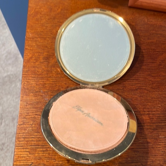 Vintage gold pressed powder compact with mirror - Picture 2 of 5